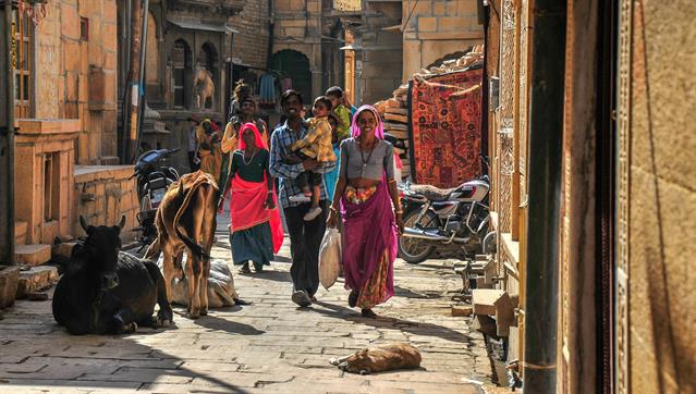 Strassenszene in Jaisalmer. Es gibt kein anderes Land in welchem es mehr Gegensätze gibt als in Indien. Und all die extremen Bilder  empfindet man nach kurzer Zeit als normale Gegebenheit …
